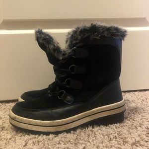 Furry Snow Boots (Women’s Size 7)